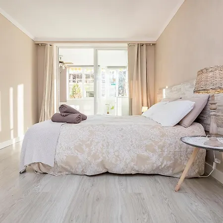 Bhost - Center Apartment *